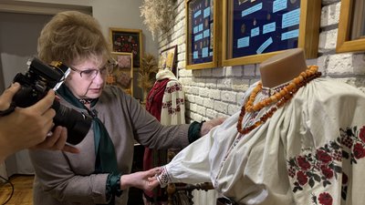 Жіночий стрій з військовими поясами у колекції вишитих сорочок та строїв переселенки з Бахмута Світлани Кравченко Дніпропетровська область 14 листопада 2025 рік Жіночий стрій з військовими поясами у колекції вишитих сорочок та строїв переселенки з Бахмута Світлани Кравченко Дніпропетровська область 14 листопада 2025 рік