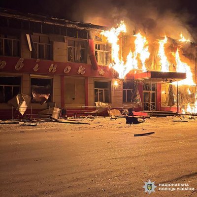 У Барвінковому Ізюмського району горить супермаркет після російського влучання У Барвінковому Ізюмського району горить супермаркет після російського влучання