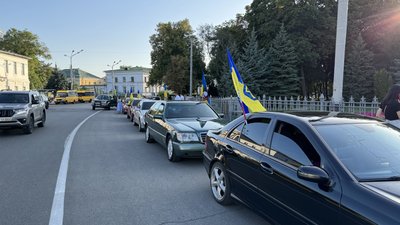 У Полтаві влаштували автопробіг та акцію-нагадування, присвячену третім роковинам теракту в Оленівці У Полтаві влаштували автопробіг та акцію-нагадування, присвячену третім роковинам теракту в Оленівці
