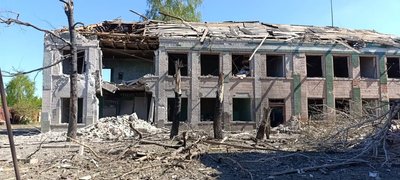 Наслідки удару авіабомбами по селищу Борова на Харківщині, 3 травня 2025 рік Наслідки удару авіабомбами по селищу Борова на Харківщині, 3 травня 2025 рік
