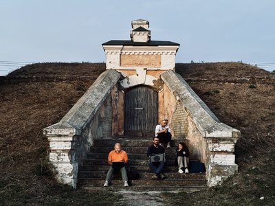 Люди під час евакуації з потяга сполученням з Харковом чекають відбою Люди під час евакуації з потяга сполученням з Харковом чекають відбою