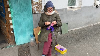 "Сиджу на вулиці, вдома темно — немає світла". Частина Покровська без електрики: коли відновлять та як живуть там люди "Сиджу на вулиці, вдома темно — немає світла". Частина Покровська без електрики: коли відновлять та як живуть там люди