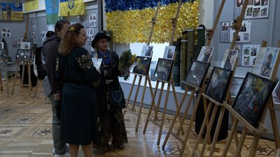 Малюють в пам'ять про загиблих коханих: на Вінниччині запустили проєкт "Зірка мого Героя" Малюють в пам'ять про загиблих коханих: на Вінниччині запустили проєкт "Зірка мого Героя"