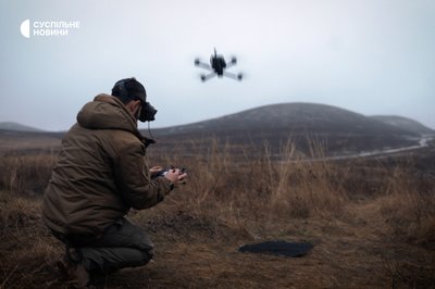 Серіал «Дрони-камікадзе» від розслідувачів Суспільного: зброя, що змінює хід війни Серіал «Дрони-камікадзе» від розслідувачів Суспільного: зброя, що змінює хід війни