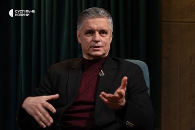 Колишній міністр закордонних справ України та колишній посол у Великій Британії Вадим Пристайко під час інтервʼю Суспільному, Київ, 13 січня 2026 року Колишній міністр закордонних справ України та колишній посол у Великій Британії Вадим Пристайко під час інтервʼю Суспільному, Київ, 13 січня 2026 року