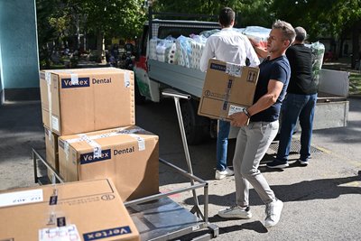 Лідер угорської опозиції Петер Мадяр розвантажує коробки гуманітарною допомогою дитячій лікарні у Будапешті, Угорщина, 30 серпня 2024 року Лідер угорської опозиції Петер Мадяр розвантажує коробки гуманітарною допомогою дитячій лікарні у Будапешті, Угорщина, 30 серпня 2024 року