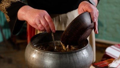 Підколочена холодна юшка з сушеними карасями — страва, яку готують раз на рік. Рецепт від господині з Острозької громади Підколочена холодна юшка з сушеними карасями — страва, яку готують раз на рік. Рецепт від господині з Острозької громади