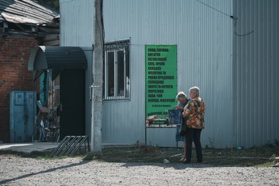 Жінки біля пошкодженої будівлі в Граковому на Харківщині Жінки біля пошкодженої будівлі в Граковому на Харківщині