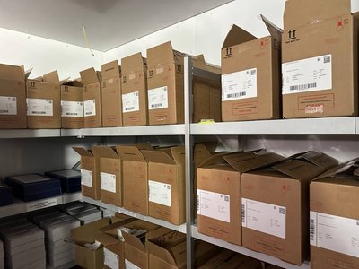 Коробки з вакцинами на складі Коробки з вакцинами на складі