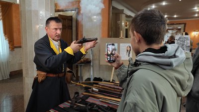 На благодійне мистецьке дійство "Козацький Battle" у Луцьку прийшли пів тисячі людей На благодійне мистецьке дійство "Козацький Battle" у Луцьку прийшли пів тисячі людей