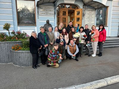 Команда Луганського театру біля камерної сцени Театру Франка у Києві
