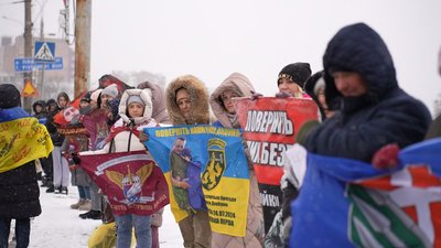 Акція "Поверніть Героїв з полону" відбувся на мості через річку Південний Буг Акція "Поверніть Героїв з полону" відбувся на мості через річку Південний Буг