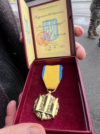 Міністр оборони нагородив мера Харкова медаллю "Золотий тризуб" Міністр оборони нагородив мера Харкова медаллю "Золотий тризуб"