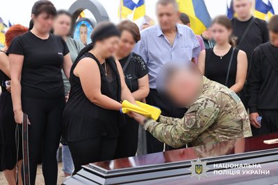 У Миколаєві попрощалися з поліцейським Вадимом Домаєвим, який захищав Херсонщину У Миколаєві попрощалися з поліцейським Вадимом Домаєвим, який захищав Херсонщину