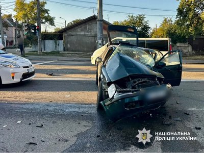 В Одесі легковик зіткнувся з міжнародним автобусом: є травмований В Одесі легковик зіткнувся з міжнародним автобусом: є травмований