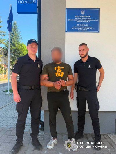 У Дрогобичі поліція розшукує чоловіка, що вчинив наругу над меморіалом жертв німецької окупації У Дрогобичі поліція розшукує чоловіка, що вчинив наругу над меморіалом жертв німецької окупації
