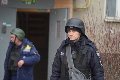 Поліцейський біля будинку в Шеченківському районі Харкова, куди влучив російський БпЛА 2 березня 2026 року Поліцейський біля будинку в Шеченківському районі Харкова, куди влучив російський БпЛА 2 березня 2026 року