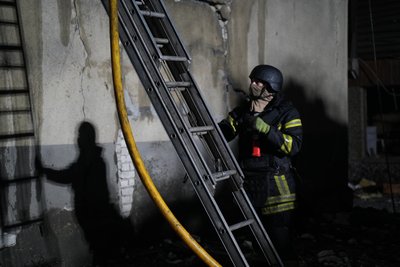 Рятувальник працює на місці влучання, Харків Рятувальник працює на місці влучання, Харків