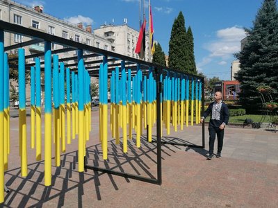 Андрій Лейбенко біля інсталяції Андрій Лейбенко біля інсталяції