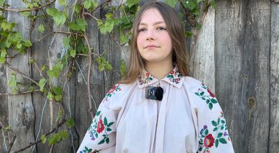 Вишивані сорочки та спідницю із взорами, змальованими з хустин, бережуть у родині на Рівненському Поліссі Вишивані сорочки та спідницю із взорами, змальованими з хустин, бережуть у родині на Рівненському Поліссі
