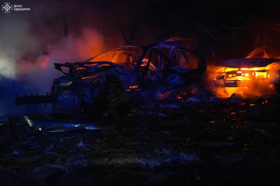 Унаслідок атаки РФ на Одещині згоріли 20 машин Унаслідок атаки РФ на Одещині згоріли 20 машин