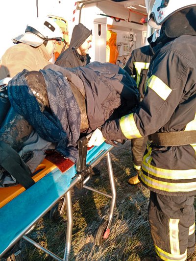 На Волині через ожеледицю перекинувся легковик: чотирьох людей госпіталізували