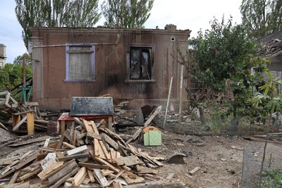 "Досі руки та ноги тремтять". Жителі Корабельного району Херсона розповіли про черговий обстріл РФ "Досі руки та ноги тремтять". Жителі Корабельного району Херсона розповіли про черговий обстріл РФ