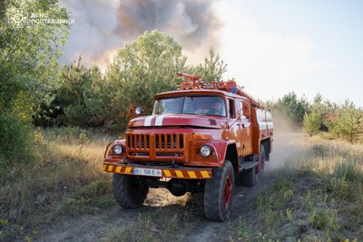 На Полтавщині другий день продовжують гасити лісову пожежу На Полтавщині другий день продовжують гасити лісову пожежу