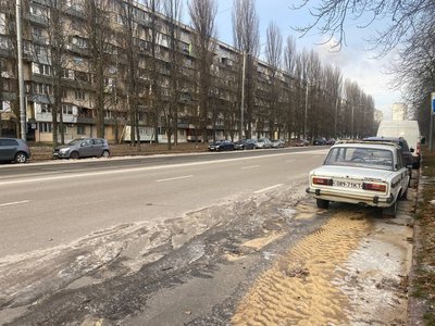 Вода зійшла, деякі авто примерзли: на столичній Борщагівці усувають наслідки аварії на водогоні Вода зійшла, деякі авто примерзли: на столичній Борщагівці усувають наслідки аварії на водогоні