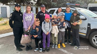 Коня вбило уламками, а будинок пошкоджено: поліція з прикордоння Чернігівщини евакуювала мати з 8 дітьми Коня вбило уламками, а будинок пошкоджено: поліція з прикордоння Чернігівщини евакуювала мати з 8 дітьми