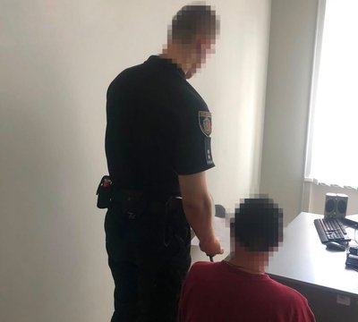 Правоохоронець із затриманим чоловіком, якого підозрюють у розбещенні неповнолітніх Правоохоронець із затриманим чоловіком, якого підозрюють у розбещенні неповнолітніх