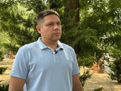 Через дронові атаки горять поля на Херсонщині: в яких умовах збирають урожай зернових Через дронові атаки горять поля на Херсонщині: в яких умовах збирають урожай зернових