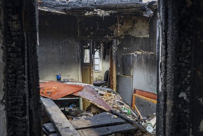 У Дніпрі подружжя викладачів втратило домівку після масованої атаки дронами РФ У Дніпрі подружжя викладачів втратило домівку після масованої атаки дронами РФ