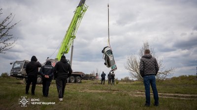 Із Десни на Чернігівщині дістали затонулий легковий автомобіль: пошуки власника тривають Із Десни на Чернігівщині дістали затонулий легковий автомобіль: пошуки власника тривають