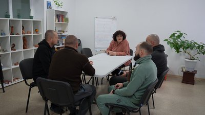 "Морально тут відпочиваємо". У Сумах облаштували простір для психологічної реабілітації ветеранів