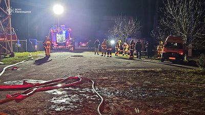 Рятувальники ліквідували пожежу, яка виникла на Рівненщині внаслідок атаки РФ Рятувальники ліквідували пожежу, яка виникла на Рівненщині внаслідок атаки РФ