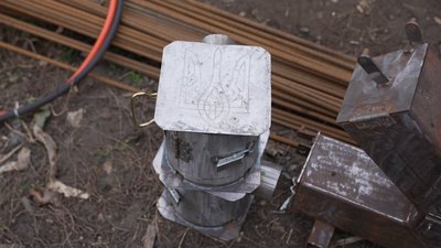 На Вінниччині чоловік майструє окопні пічки різних розмірів для захисників На Вінниччині чоловік майструє окопні пічки різних розмірів для захисників