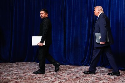 Президент України Володимир Зеленський (ліворуч) та президент США Дональд Трамп виходять після завершення спільної прес-конференції у Палм-Біч, штат Флорида, 28 грудня 2025 року Президент України Володимир Зеленський (ліворуч) та президент США Дональд Трамп виходять після завершення спільної прес-конференції у Палм-Біч, штат Флорида, 28 грудня 2025 року