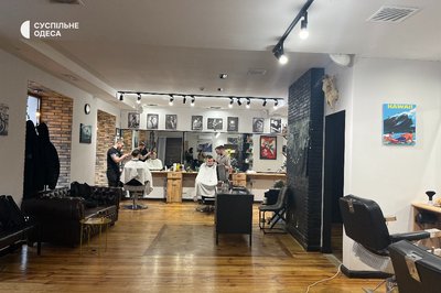 Понад сотню бійців за рік: в Одесі барбери безплатно стрижуть військових Понад сотню бійців за рік: в Одесі барбери безплатно стрижуть військових