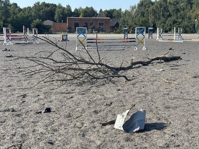 У Сумах пошкоджено дитячу кінну школу після атаки РФ з авіації У Сумах пошкоджено дитячу кінну школу після атаки РФ з авіації