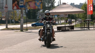 "На одній хвилі з дітьми": репетиторка з Чернігова їздить на байку та знімає відео для TikTok "На одній хвилі з дітьми": репетиторка з Чернігова їздить на байку та знімає відео для TikTok