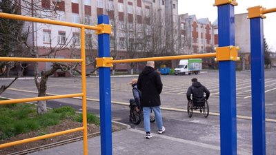 "Хотіли зробити його максимально доступним": у Вінниці облаштували майданчик, адаптований під людей на кріслах колісних "Хотіли зробити його максимально доступним": у Вінниці облаштували майданчик, адаптований під людей на кріслах колісних