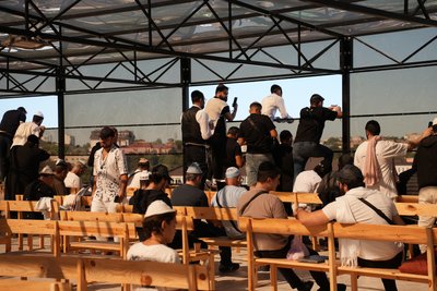 На дахах будинків та авто: тисячі хасидів в Умані одночасно помолилися за Україну На дахах будинків та авто: тисячі хасидів в Умані одночасно помолилися за Україну