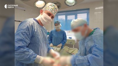 Операції під звуки вибухів: як військовий хірург рятує життя за кілька кілометрів від фронту Операції під звуки вибухів: як військовий хірург рятує життя за кілька кілометрів від фронту