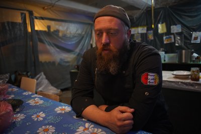 Змінив європейські ресторани на військову форму: шеф-кухар з Одеси готує для бійців 28 бригади Змінив європейські ресторани на військову форму: шеф-кухар з Одеси готує для бійців 28 бригади
