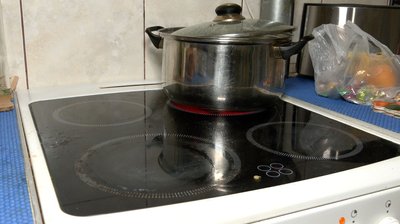 "Нема світла — нема нічого": як живуть мешканці будинку на електриці у Черкасах "Нема світла — нема нічого": як живуть мешканці будинку на електриці у Черкасах