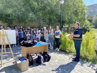 Металошукачі, гранати та міни: рятувальники ДСНС для дітей літніх таборів у Житомирі влаштували гру-навчання Металошукачі, гранати та міни: рятувальники ДСНС для дітей літніх таборів у Житомирі влаштували гру-навчання