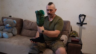 Боєць "з девайсом": штурмовик з Миколаєва втратив ногу в боях, але повернувся у військо Боєць "з девайсом": штурмовик з Миколаєва втратив ногу в боях, але повернувся у військо