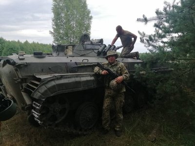 Дмитро із побратимом поруч із військовою технікою