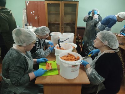 Тонну олів’є приготували та відправили на фронт для ЗСУ житомирські волонтери Тонну олів’є приготували та відправили на фронт для ЗСУ житомирські волонтери